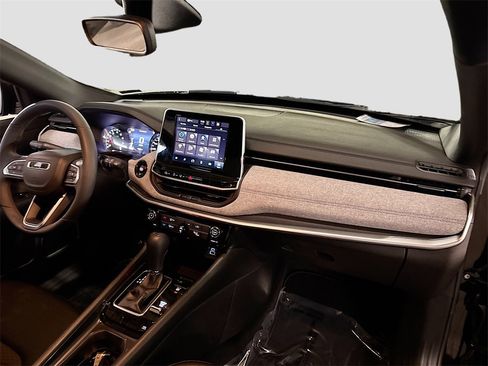 Used 2025 Jeep Compass Latitude image 27