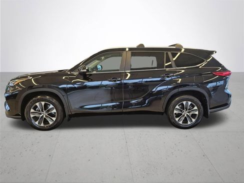 Used 2023 Toyota Highlander XLE AWD/4WD image 11