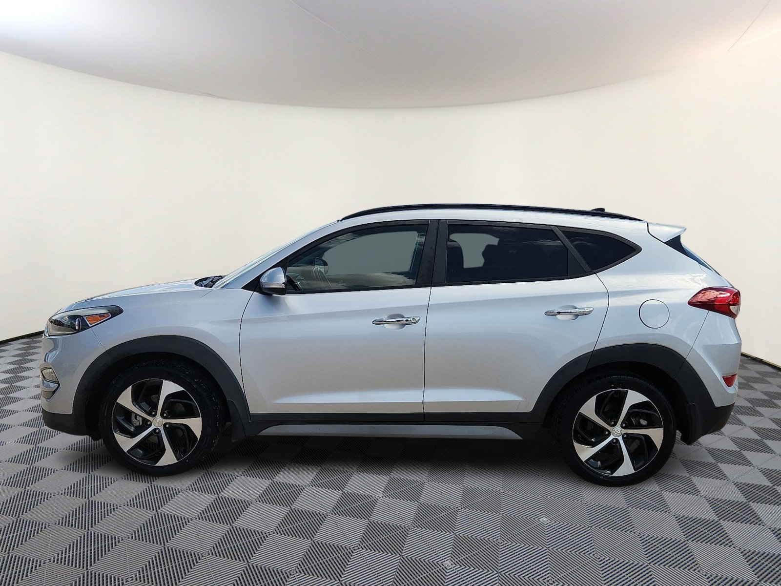 Used 2017 Hyundai Tucson Limited w/ Limited Ultimate Package 03 FWD image 2