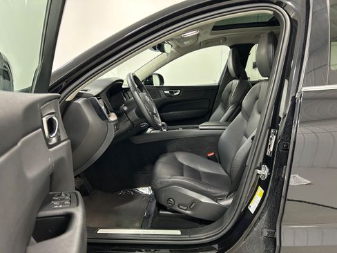 Used 2022 Volvo XC60 B5 Momentum AWD/4WD image 4