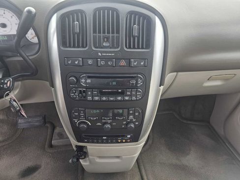 Used 2005 Chrysler Town & Country Touring w/ Leather Interior Group image 10