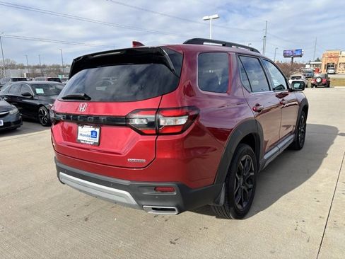 Certified 2025 Honda Pilot Touring image 5