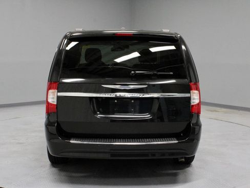 Used 2016 Chrysler Town & Country Touring FWD image 9