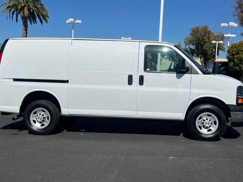 Used 2022 Chevrolet Express 2500 w/ Driver Convenience Package RWD image 4