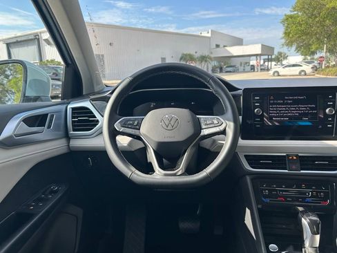 Certified 2025 Volkswagen Taos SE w/ Panoramic Sunroof Package FWD image 49