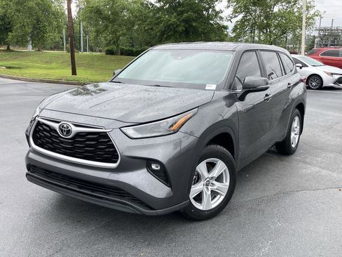 Used 2023 Toyota Highlander LE AWD/4WD image 1