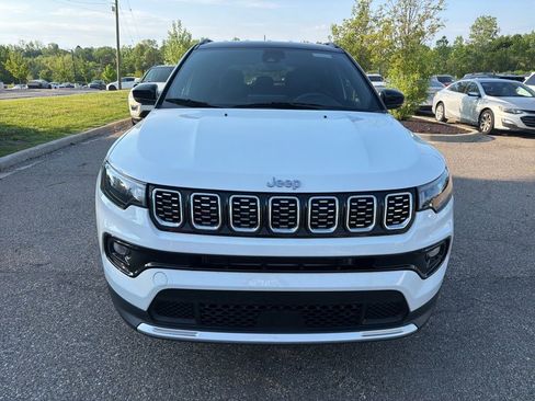 Used 2025 Jeep Compass Limited AWD/4WD image 2