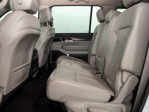 Used 2024 Jeep Wagoneer L Series II image 12