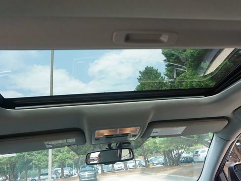 Used 2015 Toyota Highlander Limited w/ Driver Technology Package FWD image 14
