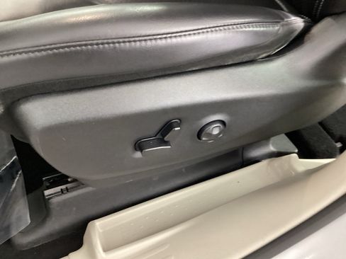 Used 2023 Chrysler Pacifica Touring-L FWD image 15