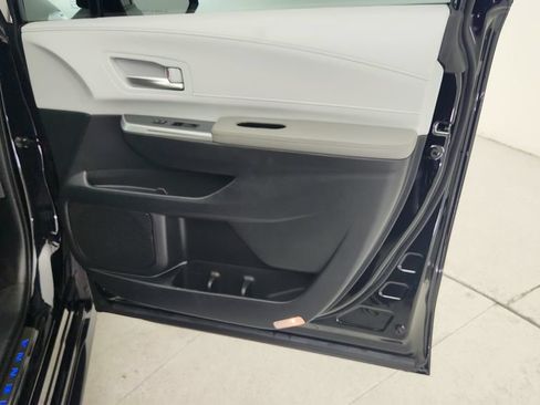 Used 2026 Toyota Sienna XLE FWD image 32