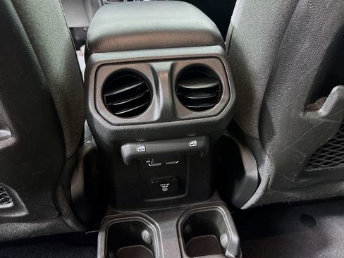 Used 2025 Jeep Wrangler Unlimited Rubicon AWD/4WD image 23