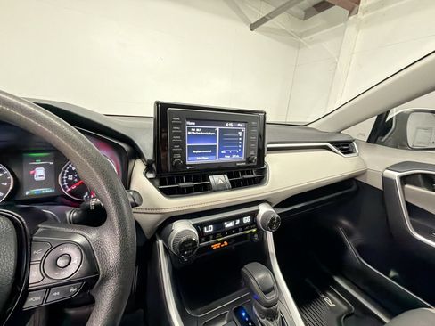 Used 2020 Toyota RAV4 XLE FWD image 17