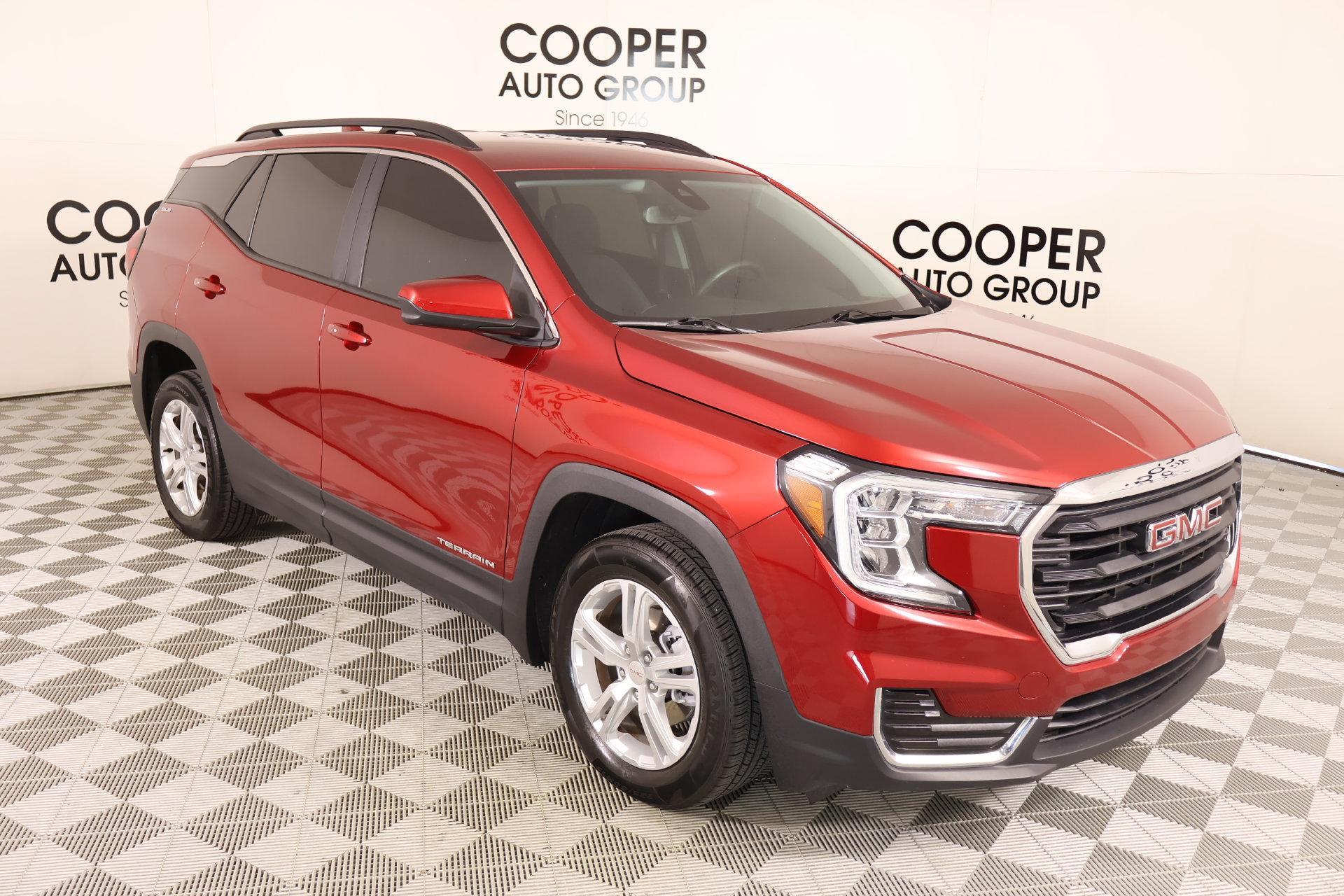 Used 2023 GMC Terrain SLE w/ Driver Convenience Package FWD image 1