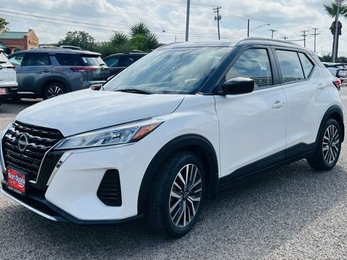 Used 2023 Nissan Kicks SV image 3