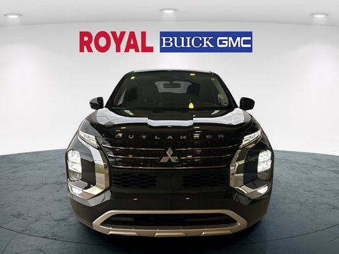 Used 2022 Mitsubishi Outlander SE image 2