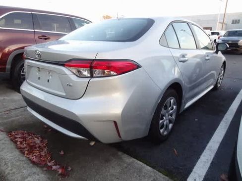 Used 2022 Toyota Corolla LE image 6