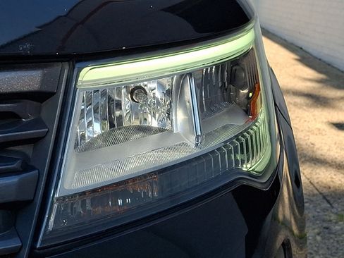 Used 2018 Ford Explorer XLT w/ Equipment Group 202A AWD/4WD image 9
