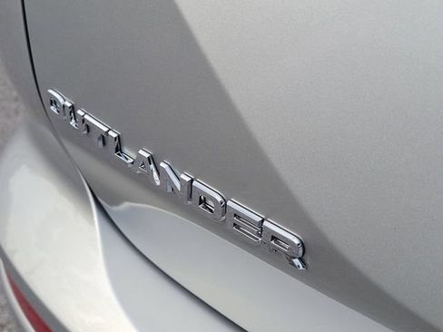 New 2026 Mitsubishi Outlander SE FWD image 9