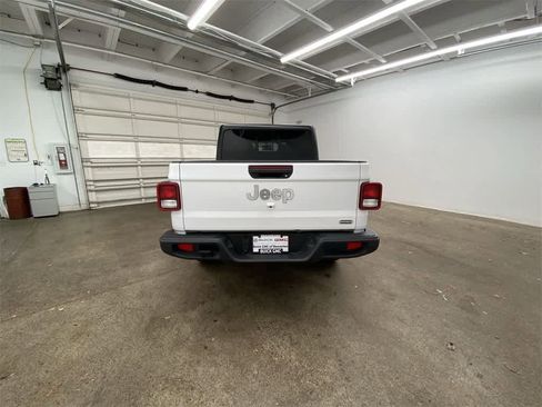 Used 2023 Jeep Gladiator Overland image 5