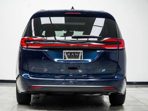 Used 2025 Chrysler Pacifica Premium FWD image 11
