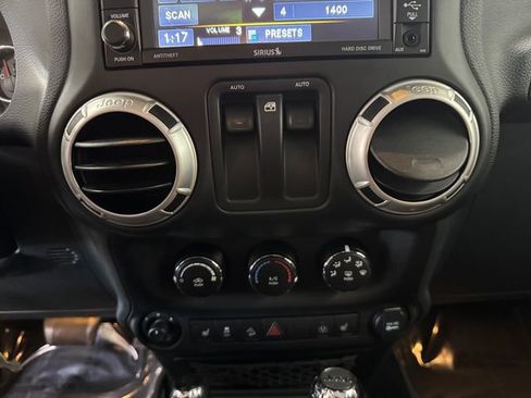Used 2017 Jeep Wrangler Sahara w/ Connectivity Group AWD/4WD image 3