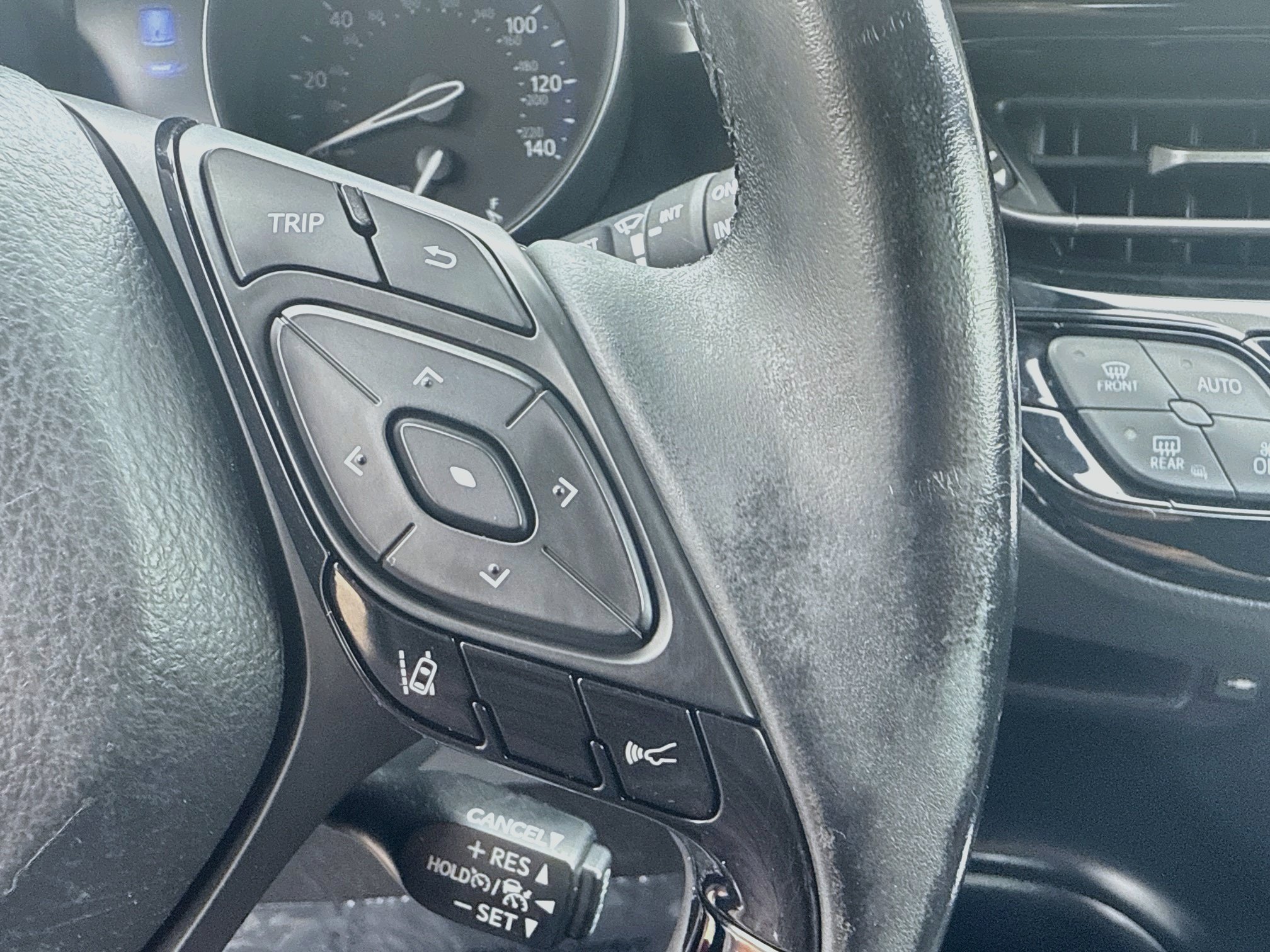 Used 2018 Toyota C-HR XLE FWD image 36