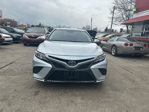 Used 2018 Toyota Camry SE image 2