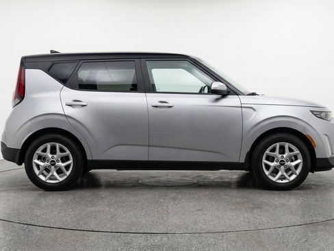 Used 2025 Kia Soul LX w/ LX Technology Package FWD image 11