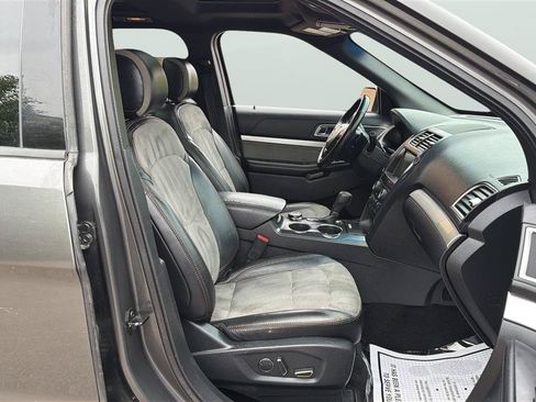 Used 2017 Ford Explorer XLT w/ Equipment Group 202A AWD/4WD image 13