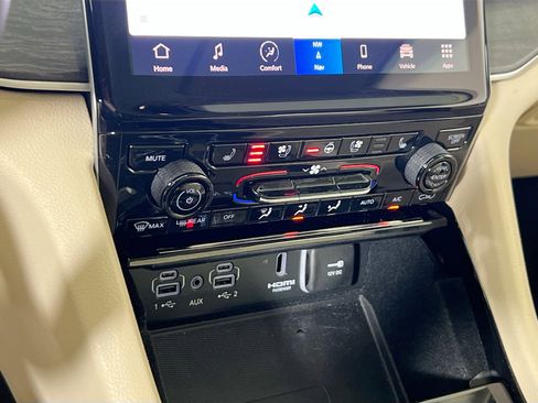 Used 2022 Jeep Grand Cherokee Limited w/ Luxury Tech Group II image 15