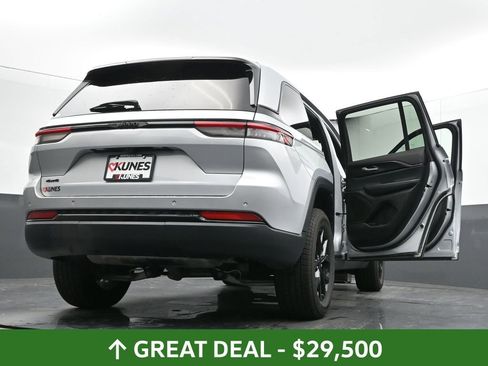 Used 2024 Jeep Grand Cherokee Altitude image 76