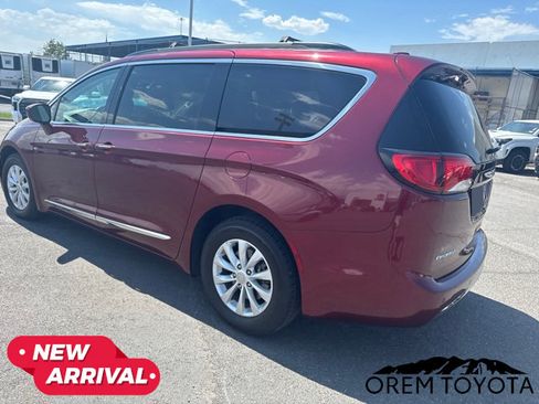 Used 2017 Chrysler Pacifica Touring-L FWD image 13