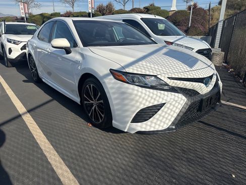 Used 2020 Toyota Camry SE image 1