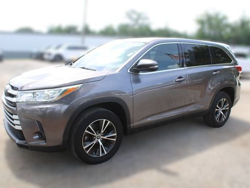 Used 2019 Toyota Highlander LE FWD image 14