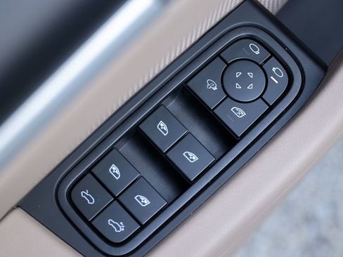 Certified 2025 Porsche Macan 4S Electric image 13