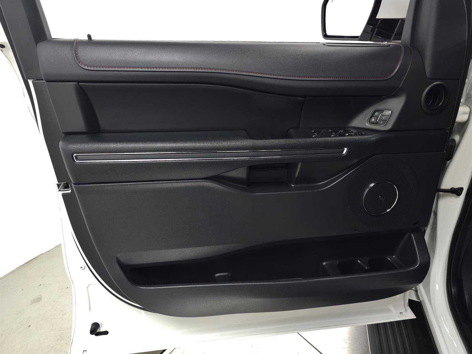 Used 2024 Ford Expedition Limited AWD/4WD image 16