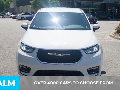 Used 2023 Chrysler Pacifica Touring-L image 2