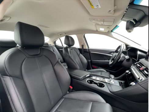 Used 2025 Genesis G70 2.5T RWD image 30