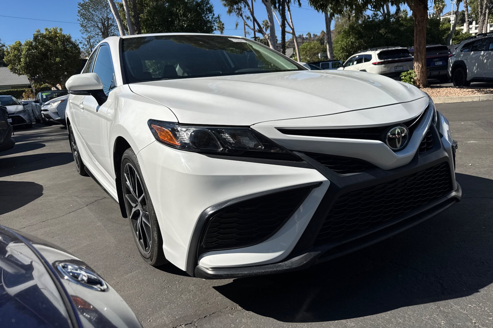 Used 2021 Toyota Camry SE w/ Convenience Package FWD image 2