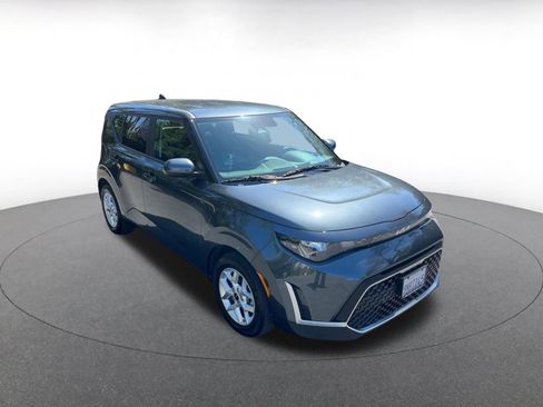 Used 2025 Kia Soul LX w/ LX Technology Package FWD image 1