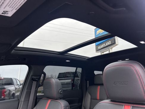 Used 2025 Chevrolet Traverse RS image 23