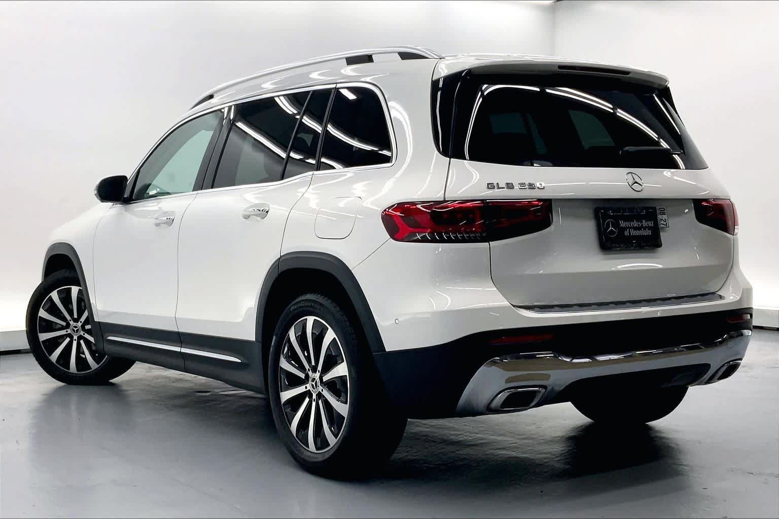 Used 2023 Mercedes-Benz GLB 250 image 2