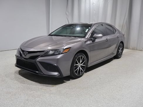 Used 2022 Toyota Camry SE w/ Convenience Package FWD image 5