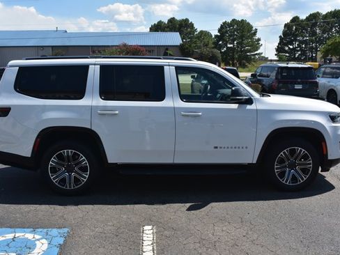 Used 2024 Jeep Wagoneer Series II w/ Flexible Seating Group RWD image 4
