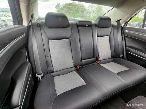 Used 2019 Chrysler 300 Touring w/ Sport Appearance Package image 4