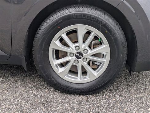 Used 2023 Kia Carnival LX image 11