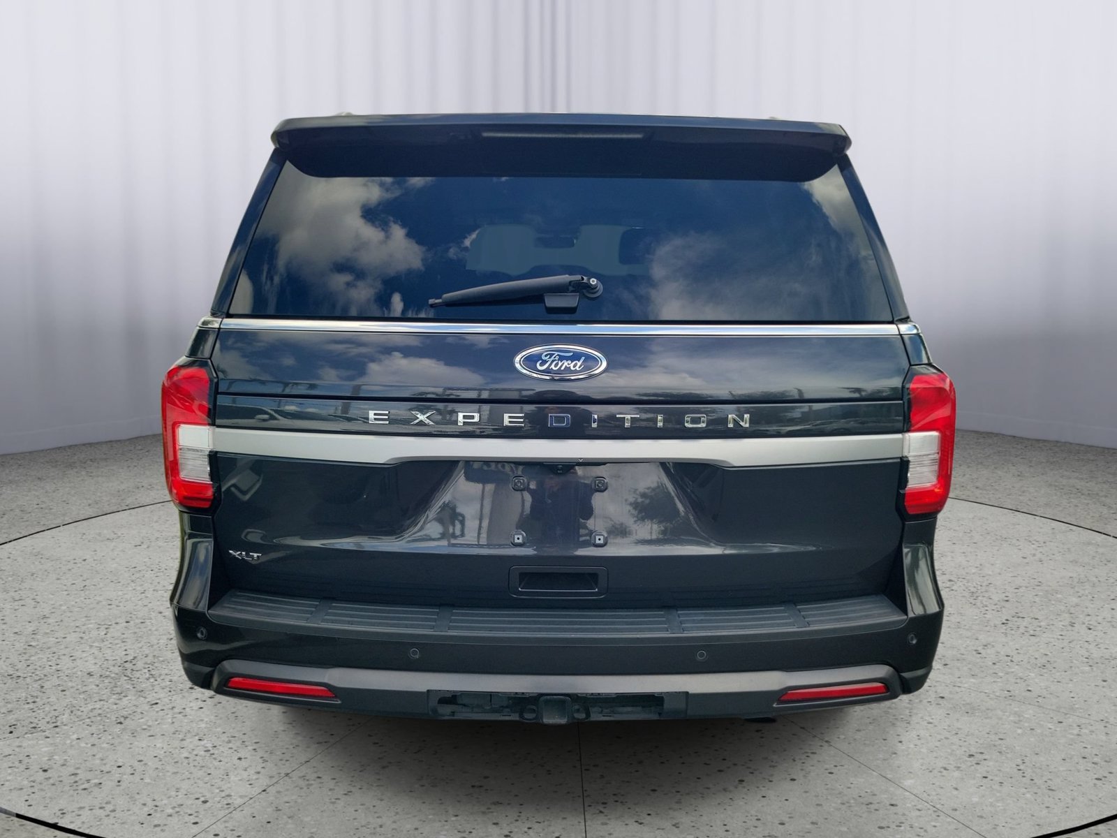 Used 2024 Ford Expedition XLT RWD image 3