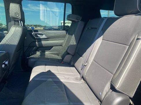 Used 2024 GMC Yukon XL SLT AWD/4WD image 12