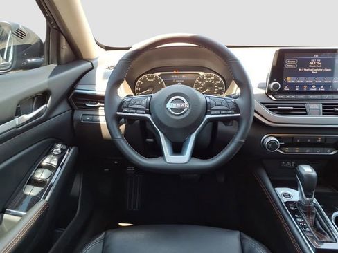 Used 2025 Nissan Altima 2.5 SR FWD image 29
